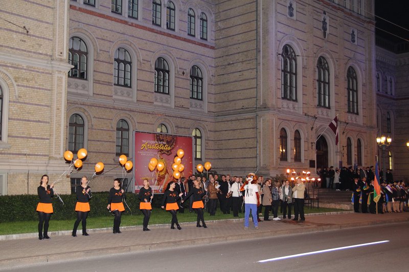 Jauno studentu svētki «Aristotelis 2014». Gājiena dalībnieku sagaidīšana pie Latvijas Universitātes galvenās ēkas. null