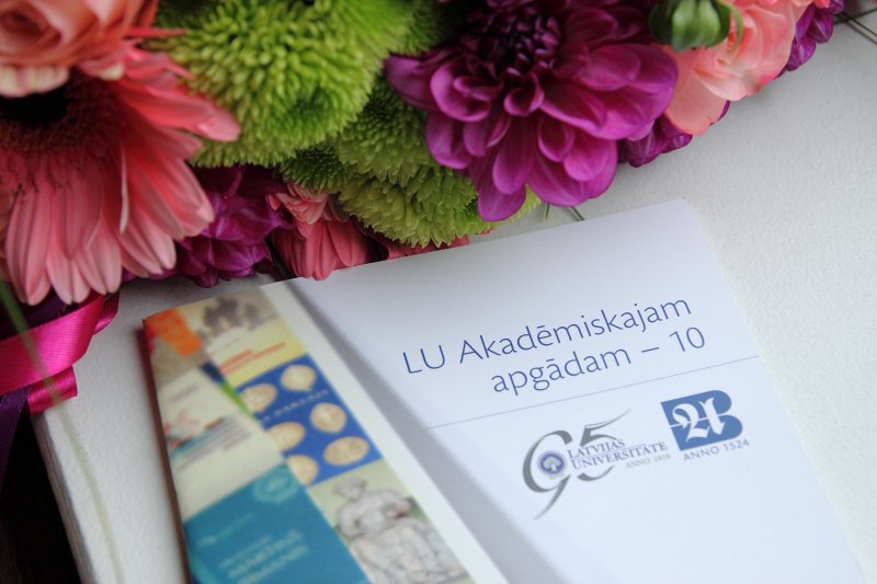 Latvijas Universitātes Akadēmiskā apgāda 10 gadu jubilejai veltītas grāmatu izstādes atklāšana LU Akadēmiskajā bibliotēkā. null