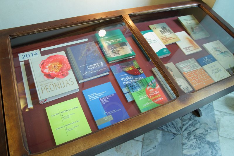 Latvijas Universitātes Akadēmiskā apgāda 10 gadu jubilejai veltītas grāmatu izstādes atklāšana LU Akadēmiskajā bibliotēkā. null