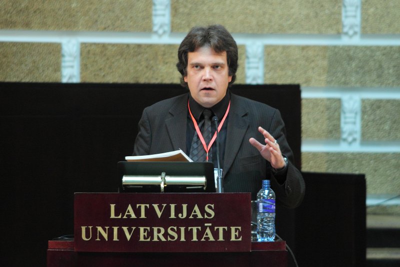 Konference «Baltijas dzintars pāri laikam un robežām». LU Vēstures un filozofijas fakultātes dekāns Andris Šnē.