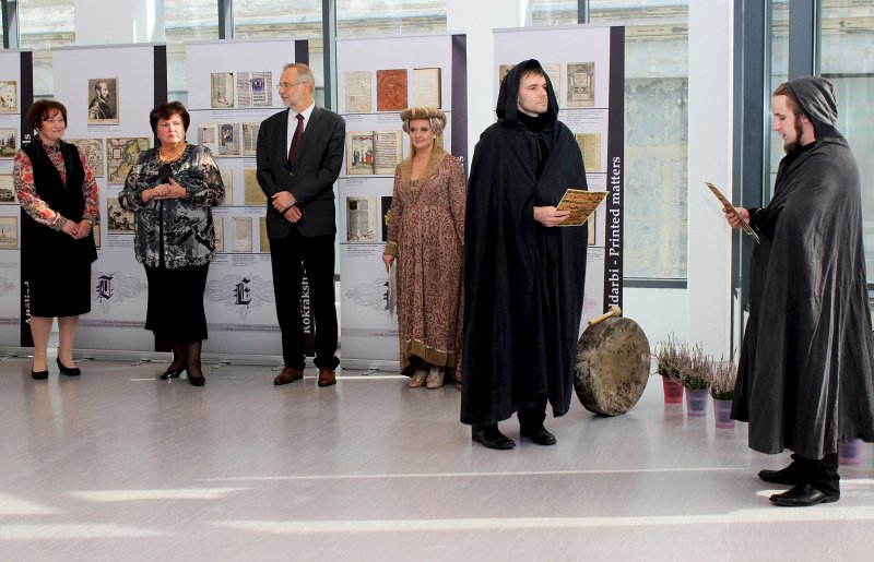 Izstādes «Pēc 5 mirkļiem 100 gadi: Bibliotēku dārgumi» atklāšana Latvijas Universitātes bibliotēkā. null