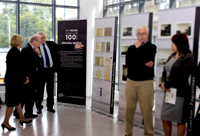 Izstādes «Pēc 5 mirkļiem 100 gadi: Bibliotēku dārgumi» atklāšana Latvijas Universitātes bibliotēkā. null