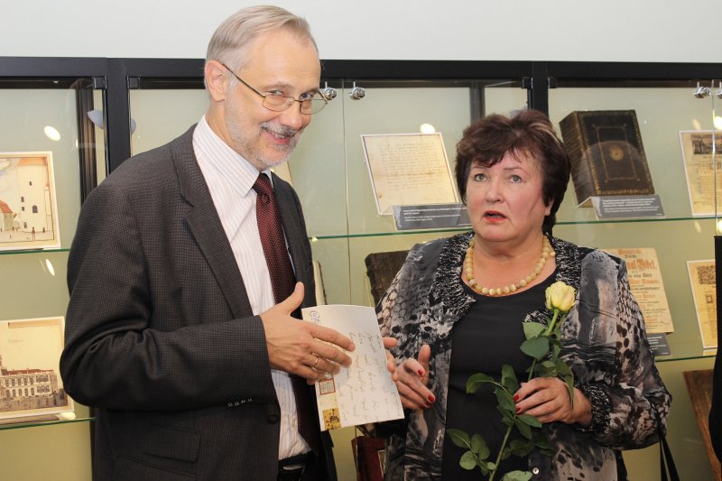 Izstādes «Pēc 5 mirkļiem 100 gadi: Bibliotēku dārgumi» atklāšana Latvijas Universitātes bibliotēkā. Latvijas Universitātes rektors prof. Mārcis Auziņš un LU Akadēmiskās bibliotēkas direktore Venta Kocere.