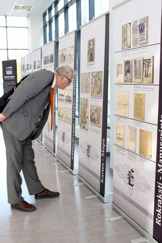 Izstādes «Pēc 5 mirkļiem 100 gadi: Bibliotēku dārgumi» atklāšana Latvijas Universitātes bibliotēkā. Valsts valodas centra direktors Māris Baltiņš.