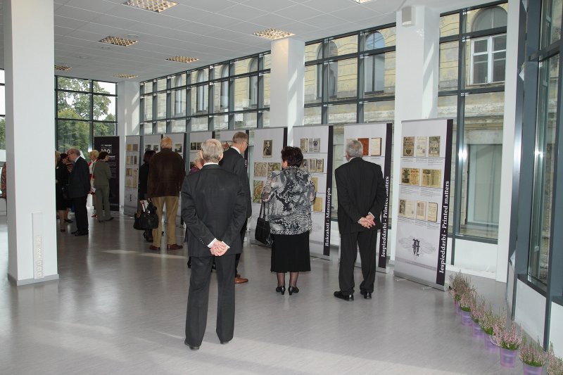 Izstādes «Pēc 5 mirkļiem 100 gadi: Bibliotēku dārgumi» atklāšana Latvijas Universitātes bibliotēkā. null