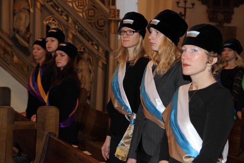 Latvijas Universitātes 95. gadadienai veltīts dievkalpojums Doma baznīcā. Studenšu korporāciju pārstāves.