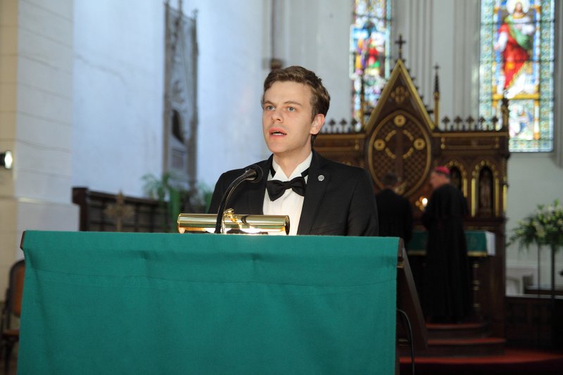 Latvijas Universitātes 95. gadadienai veltīts dievkalpojums Doma baznīcā. LU Teoloģijas fakultātes doktorants Rinalds Gulbis.