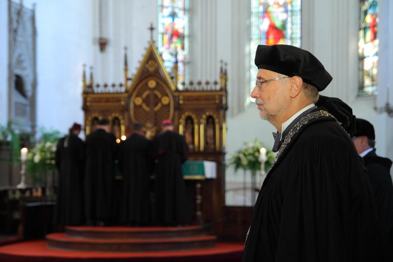 Latvijas Universitātes 95. gadadienai veltīts dievkalpojums Doma baznīcā. Pa labi - LU rektors prof. Mārcis Auziņš.