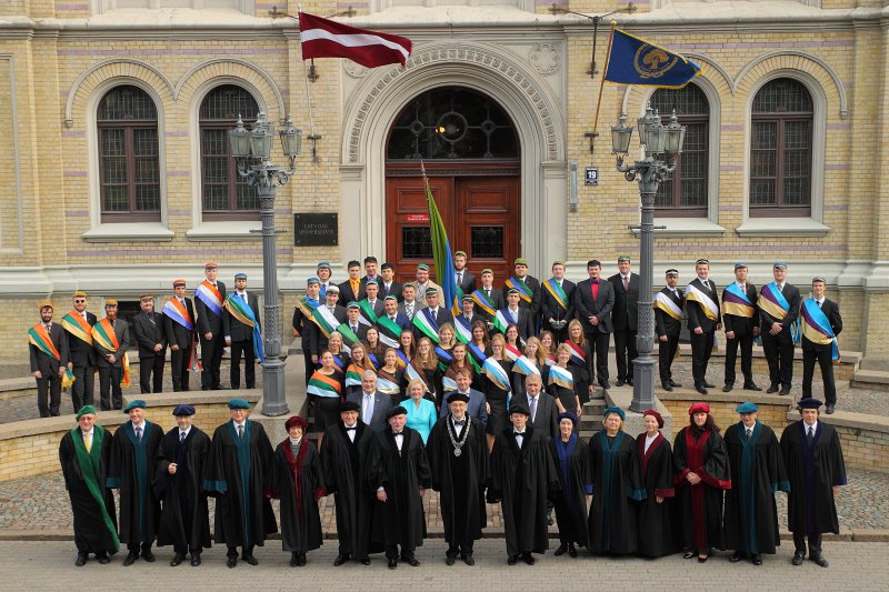 Latvijas Universitātes 95. gadadienas svinības. LU vadības un studentu un studenšu korporāciju pārstāvju kopbilde. null