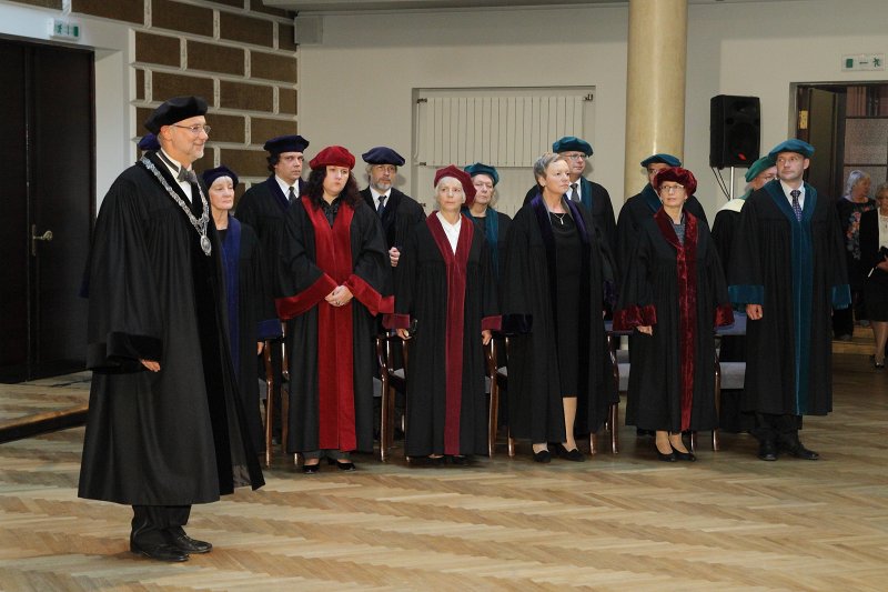 Latvijas Universitātes 95. gadadienai veltīta LU Senāta svinīgā sēde. Latvijas Universitātes rektors prof. Mārcis Auziņš (pa kreisi) un fakultāšu dekāni.
