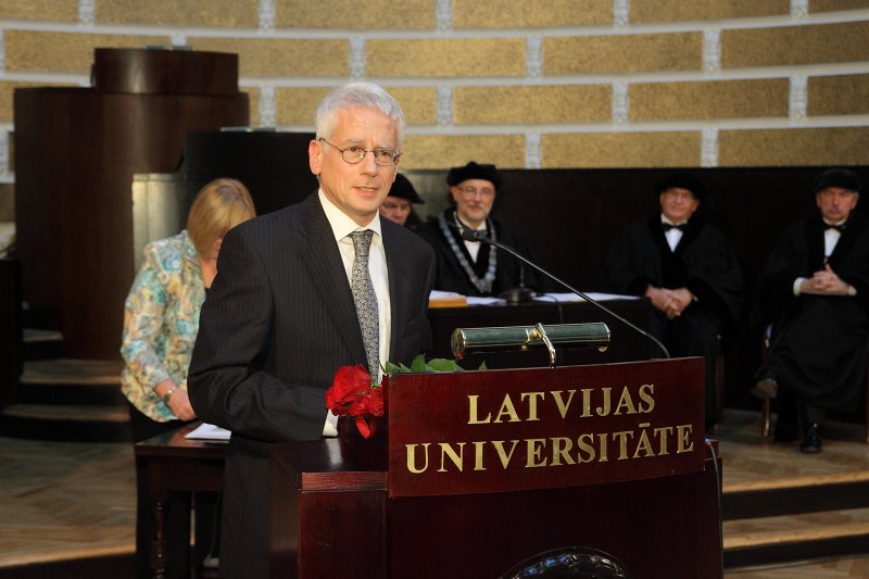 Latvijas Universitātes 95. gadadienai veltīta LU Senāta svinīgā sēde. LU Goda doktors, 
Viļņas Universitātes un Varšavas Universitātes profesors Aksels Holvūts (Axel Holvoet).