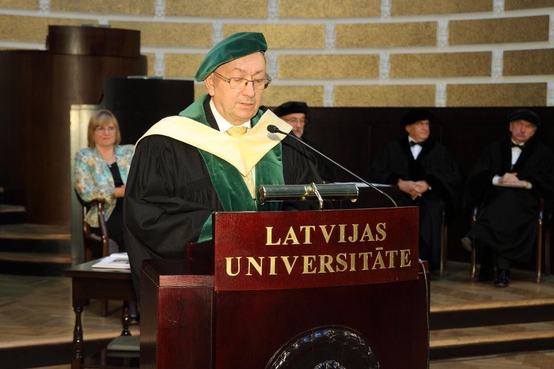 Latvijas Universitātes 95. gadadienai veltīta LU Senāta svinīgā sēde. LU DF dekāns profesors Juris Borzovs.
