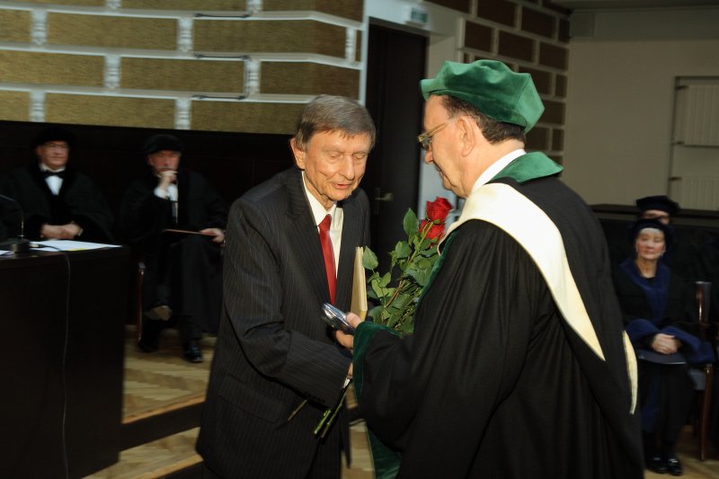 Latvijas Universitātes 95. gadadienai veltīta LU Senāta svinīgā sēde. LU DF dekāns profesors Juris Borzovs (pa labi) sveic LU Goda doktoru, 
Viļņas Universitātes profesoru Albertu Čaplinsku (Albertas Čaplinskas).