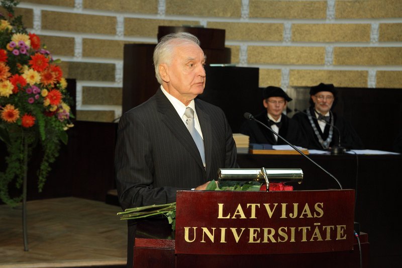 Latvijas Universitātes 95. gadadienai veltīta LU Senāta svinīgā sēde. Rīgas Tehniskās universitātes profesors Jānis Grundspeņķis.