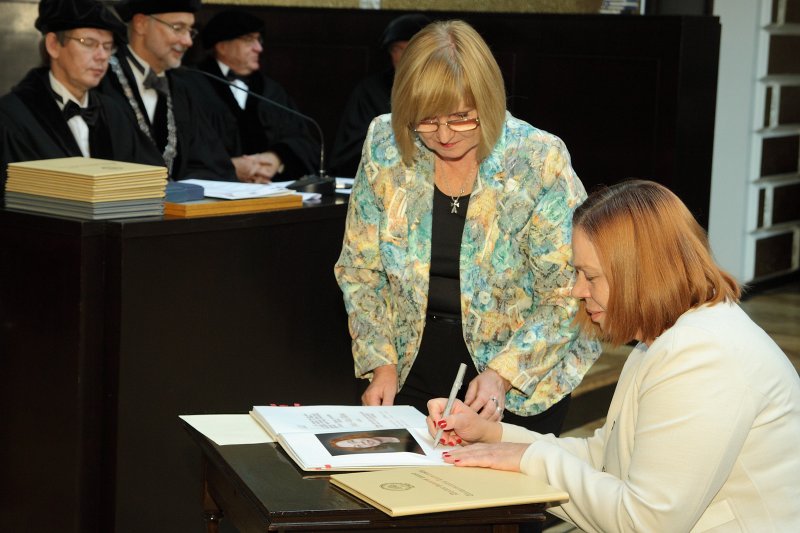Latvijas Universitātes 95. gadadienai veltīta LU Senāta svinīgā sēde. LU Goda doktore, 
Tallinas Tehniskās universitātes profesore Hele-Mai Hāva (Hele-Mai Haav)
parakstās LU Goda doktoru grāmatā.