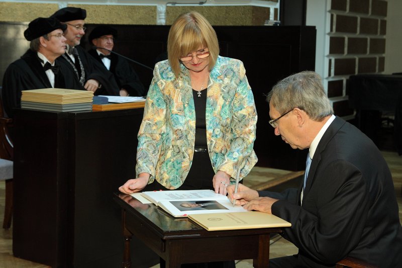 Latvijas Universitātes 95. gadadienai veltīta LU Senāta svinīgā sēde. LU Goda doktors, 
Tallinas Tehniskās universitātes profesors Ahto Kalja
parakstās LU Goda doktoru grāmatā.