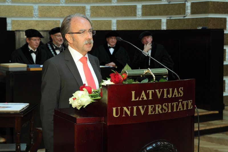 Latvijas Universitātes 95. gadadienai veltīta LU Senāta svinīgā sēde. LU Goda doktors, 
Eberharda Kārļa Tībingenas Universitātes profesors Ginters Ludvigs Hūbers (Günter Ludwig Huber).