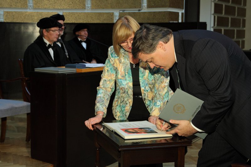 Latvijas Universitātes 95. gadadienai veltīta LU Senāta svinīgā sēde. LU Goda biedrs, 
mecenāts un 'Friends of University of Latvia' valdes ASV priekšsēdētājs Roberts Blumbergs
parakstās LU Goda biedru grāmatā.