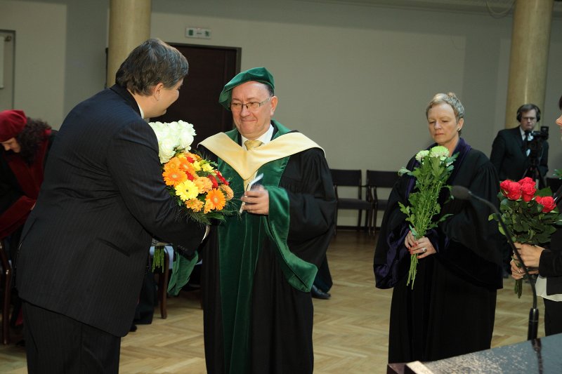 Latvijas Universitātes 95. gadadienai veltīta LU Senāta svinīgā sēde. LU Goda biedru, 
 mecenātu un 'Friends of University of Latvia' valdes ASV priekšsēdētāju Robertu Blumbergu sveic
LU DF dekāns profesors Juris Borzovs.