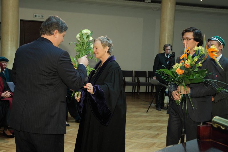 Latvijas Universitātes 95. gadadienai veltīta LU Senāta svinīgā sēde. LU Goda biedru, 
 mecenātu un 'Friends of University of Latvia' valdes ASV priekšsēdētāju Robertu Blumbergu sveic
LU SZF dekāne profesore Inta Brikše.