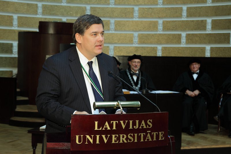 Latvijas Universitātes 95. gadadienai veltīta LU Senāta svinīgā sēde. LU Goda biedrs, 
 mecenāts un 'Friends of University of Latvia' valdes ASV priekšsēdētājs Roberts Blumbergs.