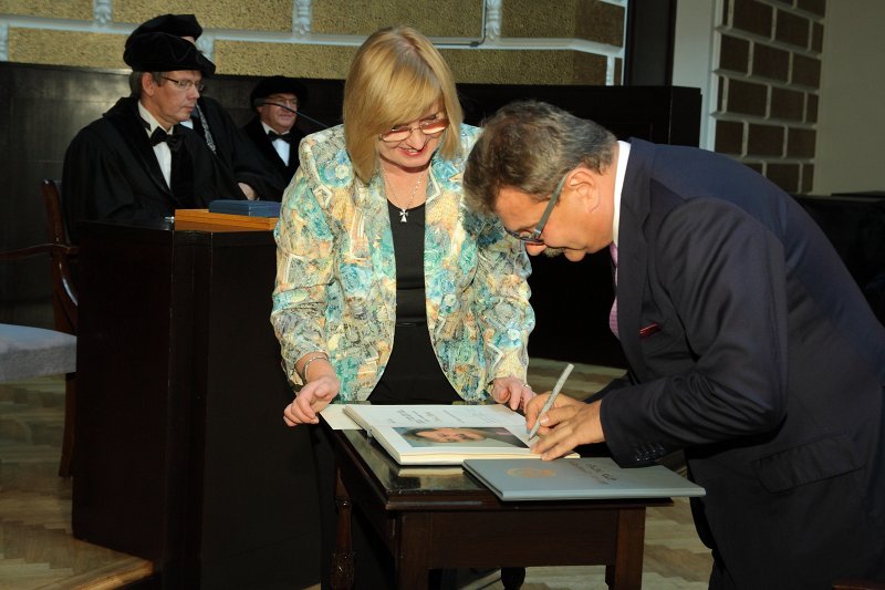 Latvijas Universitātes 95. gadadienai veltīta LU Senāta svinīgā sēde. LU Goda biedrs, 
mecenāts Boriss Teterevs
parakstās LU Goda biedru grāmatā.