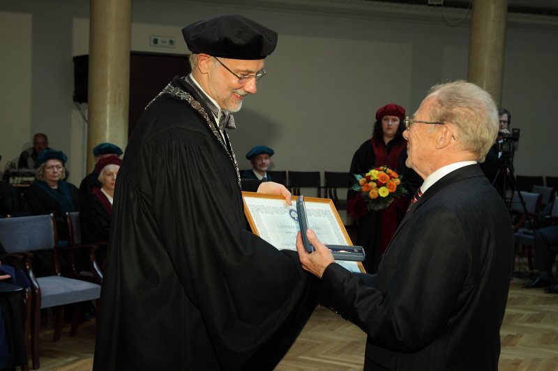 Latvijas Universitātes 95. gadadienai veltīta LU Senāta svinīgā sēde. LU rektors Mārcis Auziņš (pa kreisi) pasniedz LU Ģerboņa Zelta zīmi profesoram Kalvim Torgānam.