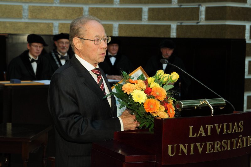 Latvijas Universitātes 95. gadadienai veltīta LU Senāta svinīgā sēde. LU Ģerboņa Zelta zīmes saņēmējs profesors Kalvis Torgāns.