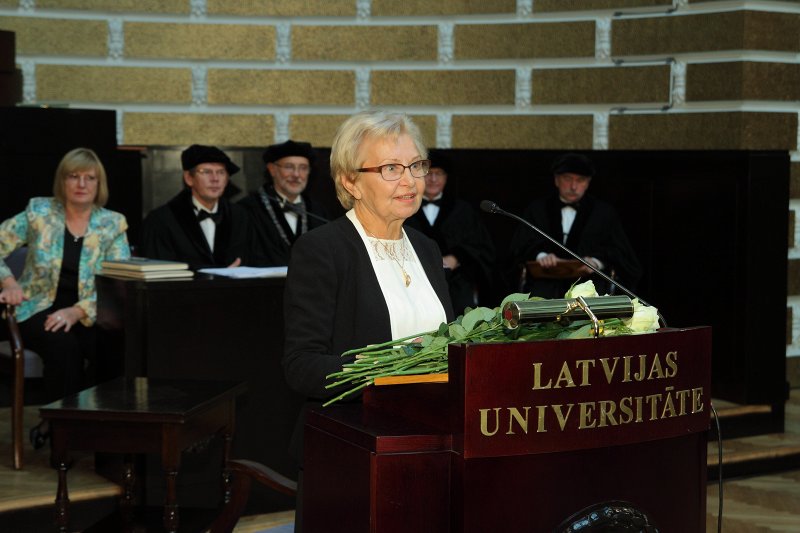 Latvijas Universitātes 95. gadadienai veltīta LU Senāta svinīgā sēde. LU Ģerboņa Zelta zīmes saņēmēja profesore Skaidrīte Lasmane.