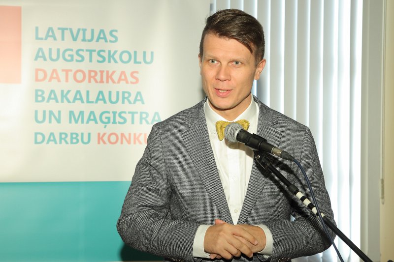 Latvijas augstskolu datorikas bakalaura un maģistra darbu konkursa laureātu apbalvošana. Accenture Latvia vadītajs Maksims Jegorovs.