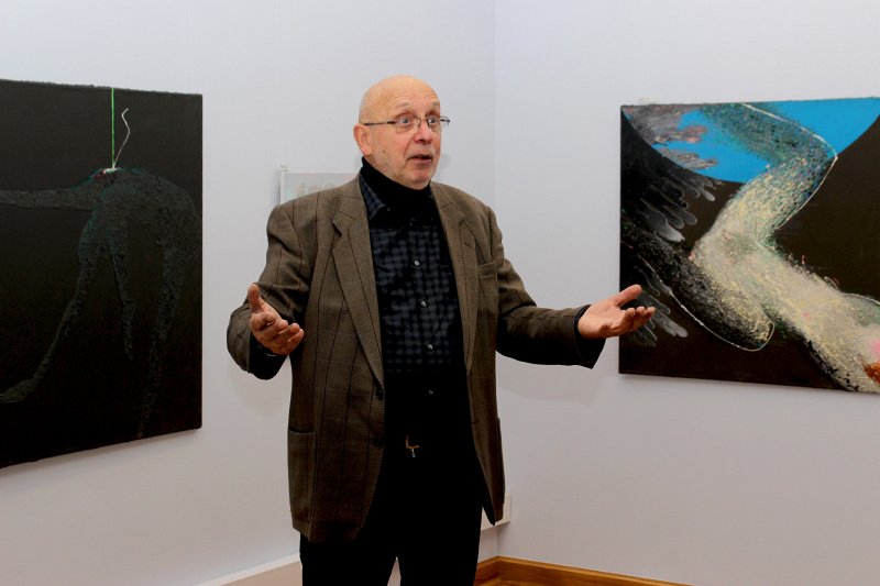 Mākslinieka Roberta Muža gleznu izstādes noslēgums Latvijas Universitātes Bibliotēkā. Mākslinieks Roberts Muzis atklāj gleznu izstādes noslēgumu.