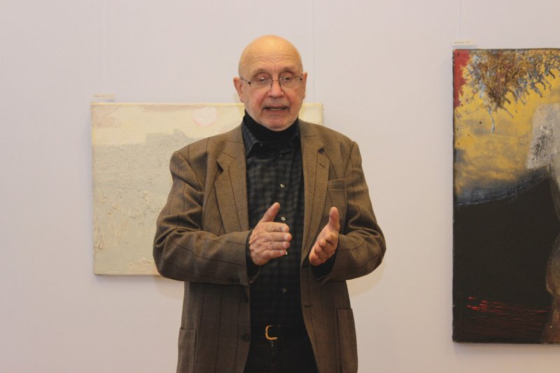Mākslinieka Roberta Muža gleznu izstādes noslēgums Latvijas Universitātes Bibliotēkā. Mākslinieks Roberts Muzis.
