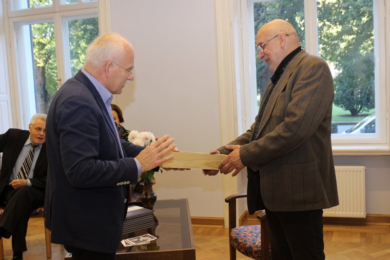 Mākslinieka Roberta Muža gleznu izstādes noslēgums Latvijas Universitātes Bibliotēkā. Latvijas Universitātes profesors Ivars Lācis (pa kreisi) sveic mākslinieku Robertu Muzi.