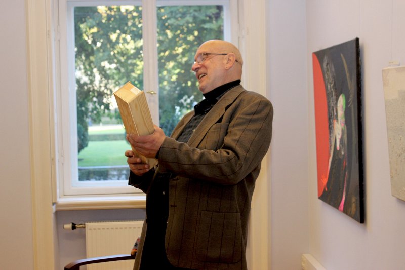 Mākslinieka Roberta Muža gleznu izstādes noslēgums Latvijas Universitātes Bibliotēkā. Mākslinieks Roberts Muzis.
