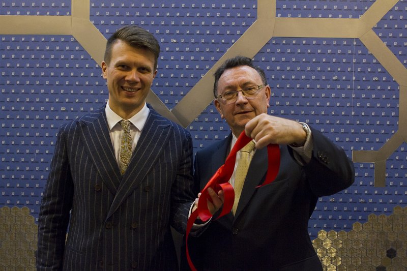 Latvijas Universitātes datorikas absolventu koka atklāšana Datorikas fakultātē. Accenture Latvia vadītajs Maksims Jegorovs (pa kreisi) un 
LU Datorikas fakultātes dekāns prof. Juris Borzovs atklāj absolventu koku.