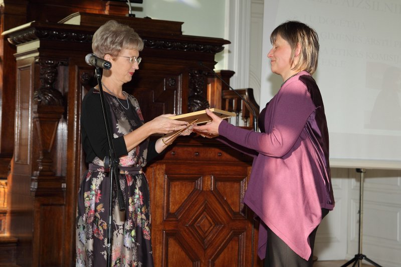 Latvijas Universitātes  Medicīnas fakultātes (LU MF) Dekāna balvas pasniegšanas ceremonija. LU MF dekāne prof. Ingrīda Rumba-Rozenfelde (pa kreisi) pasniedz balvu Ilzei Aizsilniecei.