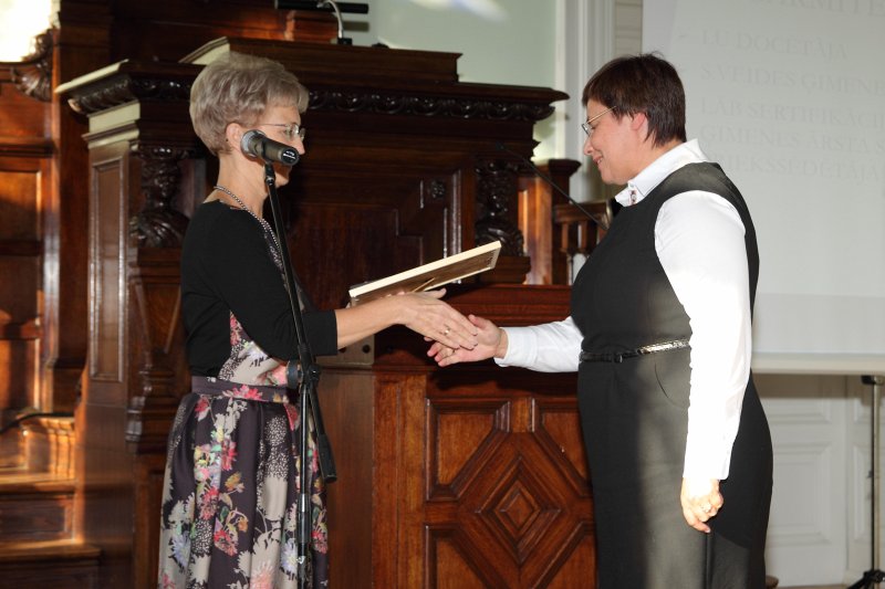 Latvijas Universitātes  Medicīnas fakultātes (LU MF) Dekāna balvas pasniegšanas ceremonija. LU MF dekāne prof. Ingrīda Rumba-Rozenfelde (pa kreisi) pasniedz balvu Sarmītei Veidei.