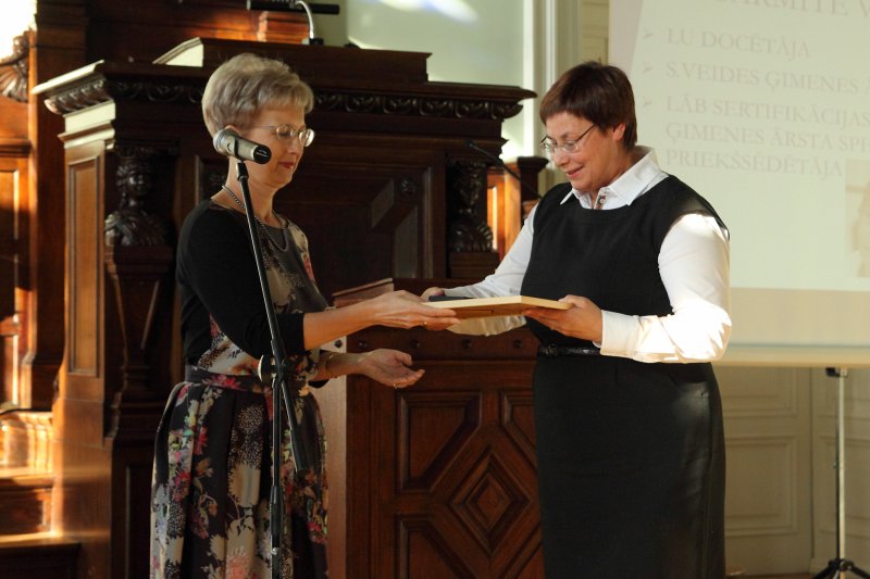 Latvijas Universitātes  Medicīnas fakultātes (LU MF) Dekāna balvas pasniegšanas ceremonija. LU MF dekāne prof. Ingrīda Rumba-Rozenfelde (pa kreisi) pasniedz balvu Sarmītei Veidei.