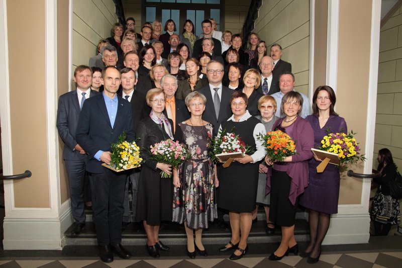 Latvijas Universitātes  Medicīnas fakultātes (LU MF) Dekāna balvas pasniegšanas ceremonija. Ceremonijas dalībnieku un viesu kopbilde.