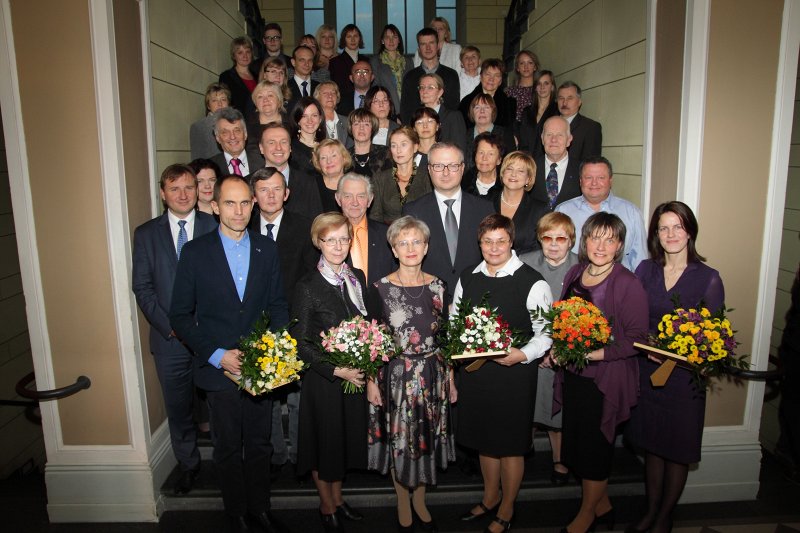 Latvijas Universitātes  Medicīnas fakultātes (LU MF) Dekāna balvas pasniegšanas ceremonija. Ceremonijas dalībnieku un viesu kopbilde.