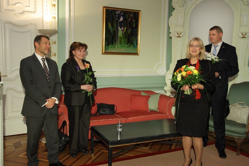 Francijas vēstnieka Latvijā Stefana Viskonti pieņemšana, kurā tiek pasniegts kavaliera pakāpes Akadēmiskā palmas zara ordenis 
Latvijas Universitātes (LU) asoc. profesorei Olgai Ozoliņai par viņas ieguldījumu franču valodas mācīšanā Latvijā. LU Humanitāro zinātņu fakultātes asoc. profesori, Latvijas franču valodas pasniedzēju asociācijas prezidenti Olgu Ozoliņu sveic
Latvijas Republikas Izglītības un zinātnes ministre Ina Druviete.