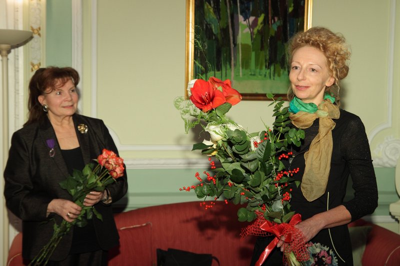 Francijas vēstnieka Latvijā Stefana Viskonti pieņemšana, kurā tiek pasniegts kavaliera pakāpes Akadēmiskā palmas zara ordenis 
Latvijas Universitātes (LU) asoc. profesorei Olgai Ozoliņai par viņas ieguldījumu franču valodas mācīšanā Latvijā. LU Humanitāro zinātņu fakultātes asoc. profesori, Latvijas franču valodas pasniedzēju asociācijas prezidenti Olgu Ozoliņu sveic
Rīgas Franču liceja skolotāja Inta Murāne.