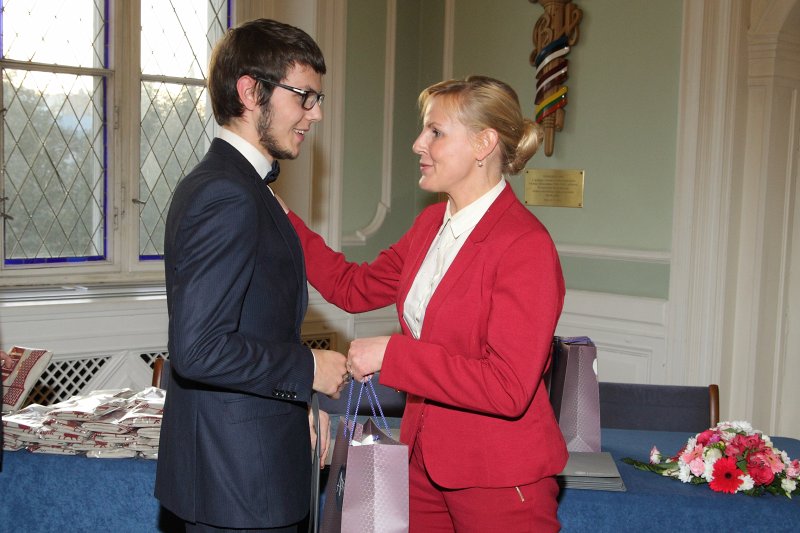 Latvijas Universitātes Fonda mecenātu stipendiātu sumināšana. SIA 'Arčers' personāldaļas vadītāja Inese Misiņa sveic
'Ceļamaize 2014' stipendijas (ar SIA 'Arčers' atbalstu) saņēmēju
Klāvu Ozolu.