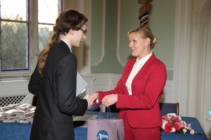 Latvijas Universitātes Fonda mecenātu stipendiātu sumināšana. SIA 'Arčers' personāldaļas vadītāja Inese Misiņa sveic
'Ceļamaize 2014' stipendijas (ar SIA 'Arčers' atbalstu) saņēmēju
Kasparu Ābelnīcu.