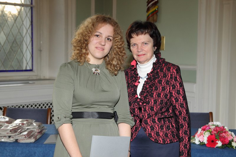 Latvijas Universitātes Fonda mecenātu stipendiātu sumināšana. Mecenātes Anna Čakste-Rollins pārstāve Latvijā Zigrīda Grīnhofa (pa labi) un 
'Ceļamaize 2014' stipendijas (ar Annas Čakstes-Rollins atbalstu) saņēmēja
Anna Vasiļevska.