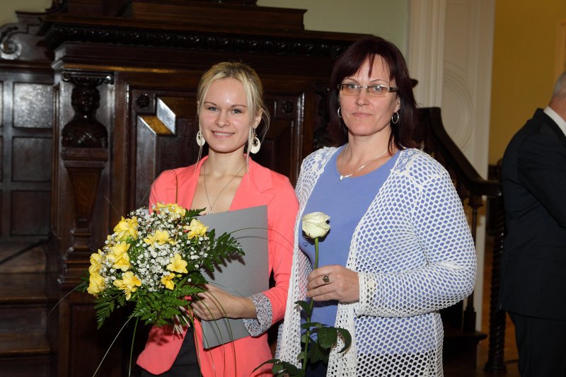 Latvijas Universitātes Fonda mecenātu stipendiātu sumināšana. No kreisās: 
Daiga Sondore (M.M.V. Petkevičs piemiņas stipendijas ieguvēja) un 
Margarita Selicka (Varakļānu vidusskolas vizuālās mākslas un sociālo zinību skolotāja).