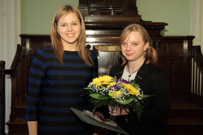 Latvijas Universitātes Fonda mecenātu stipendiātu sumināšana. AS 'Sidrabe' personāldaļas vadītāja Līva Jansone
un
Cietvielu fizikas 'Sidrabe' stipendijas saņēmēja
Everita Vīna.