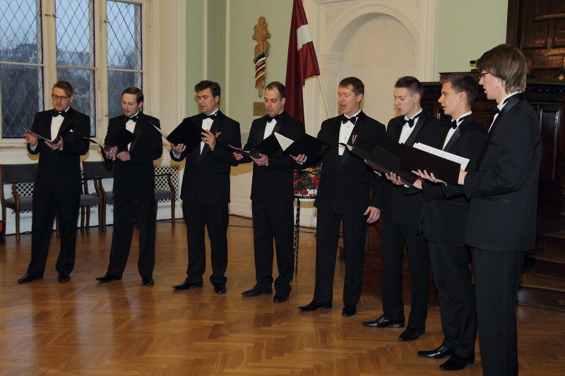 Svinīgā sanāksme un muzikāls priekšnesums par godu Latvijas Republikas proklamēšanas gadadienai. LU tautas deju ansambļa «Dancis» vīru vokālā ansambļa priekšnesums.