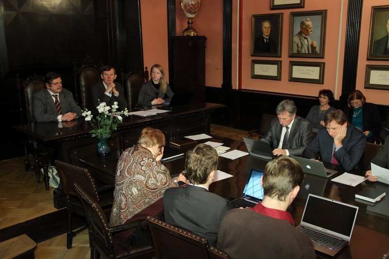 Latvijas Universitātes Senāta sēde. No kreisās - LU Senāta priekšsēdētāja vietnieks prof. Juris Krūmiņš, LU Senāta priekšsēdētājs prof. Māris Kļaviņš, LU Senāta priekšsēdētāja vietniece Inguna Zariņa.
