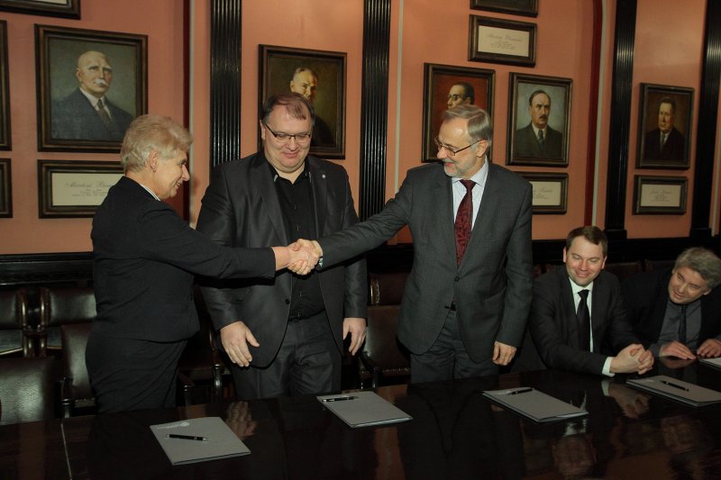 Līguma parakstīšana par sadarbību Mākslas (dizaina) programmu jomā
starp Latvijas Universitāti (LU), Daugavpils Universitāti (DU), Liepājas Universitāti (LiepU), Rēzeknes augstskolu (RA) un Ekonomikas un kultūras augstskolu (EKA). No kreisās: 
EKA rektore Gunta Veismane; 
DU rektors Arvīds Barševskis; 
LU rektors Mārcis Auziņš; 
RA rektors Edmunds Teirumnieks; 
LiepU rektors Jānis Rimšāns.